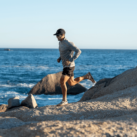 Bahé Respire grounding sandal on man running
