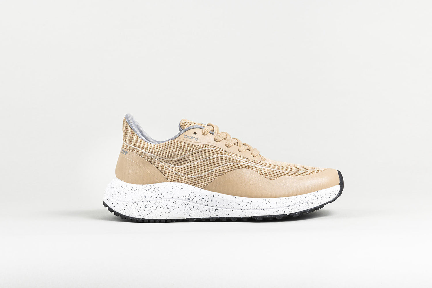 Profile view of Bahé recharge grounding shoe in Sandstone (beige)