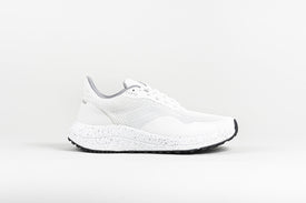 Profile view of bahé recharge grounding shoe in frost (white)