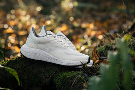 Bahé Recharge grounding shoes in Frost (white) in nature