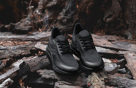 Bahé Recharge grounding shoes in Eclipse (black) in nature